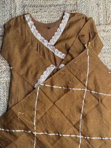 The Golden Amber Angrakha 🤎 – Cinnamon Brown Mul Chanderi Lace Work 3-Piece Kurta, Pant & Dupatta Set